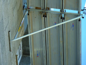 Échafaudage en métal fixé à un mur