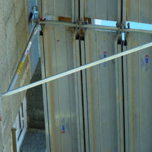Échafaudage en métal fixé à un mur