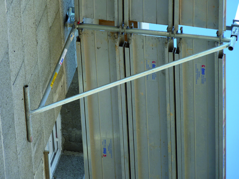 Échafaudage en métal fixé à un mur