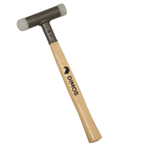 Marteau à embouts blancs avec manche en bois.