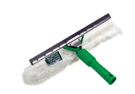 Raclette de nettoyage avec manche vert.