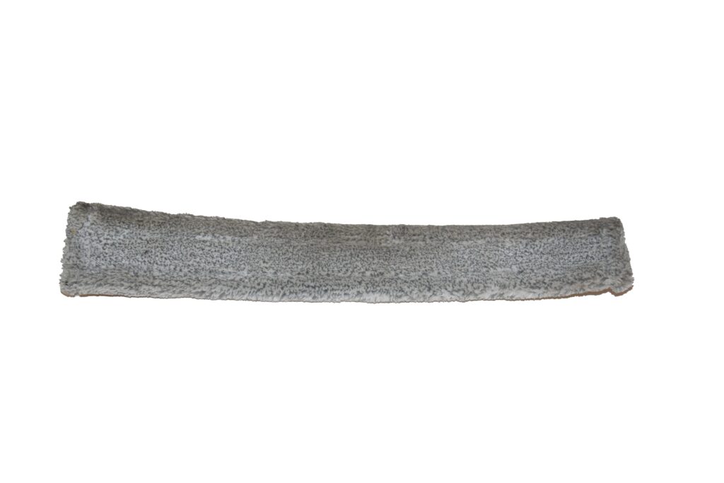 Bandeau de tissu gris, légèrement incurvé.