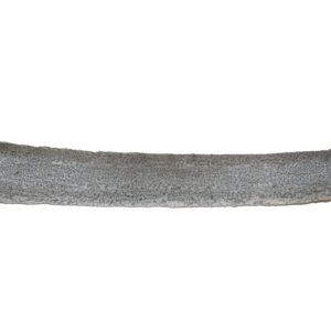 Bandeau de tissu gris, légèrement incurvé.