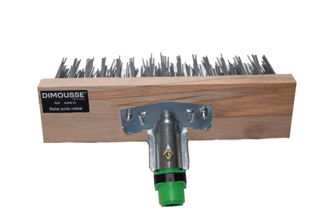 Balai à poils métal avec support en bois.