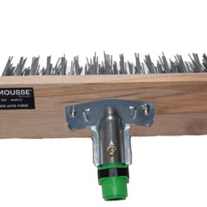 Balai à poils métal avec support en bois.