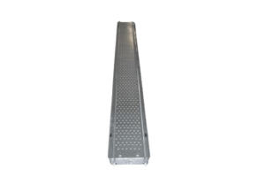Passerelle métallique galvanisée, rectangulaire, avec surface antidérapante.