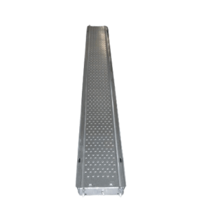 Passerelle métallique galvanisée, rectangulaire, avec surface antidérapante.