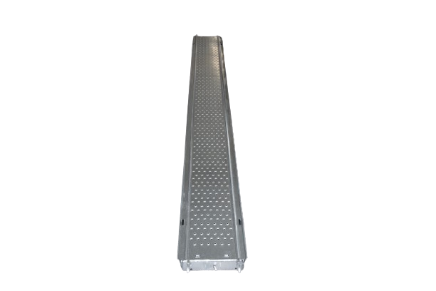 Passerelle métallique galvanisée, rectangulaire, avec surface antidérapante.