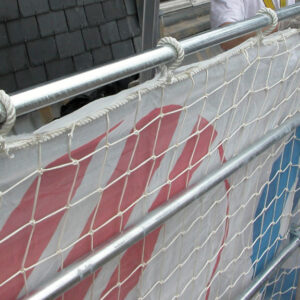 Filet de protection sur un chantier.