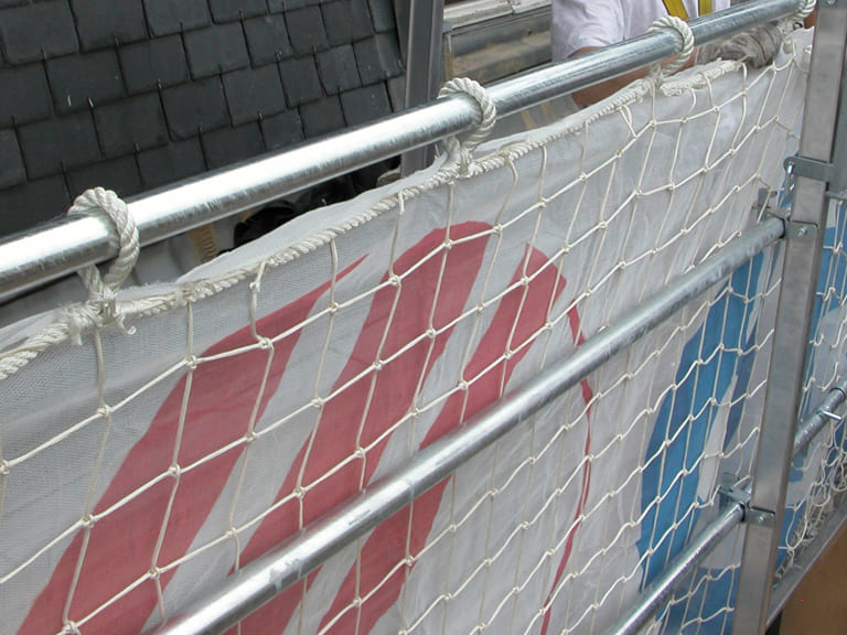 Filet de protection sur un chantier.