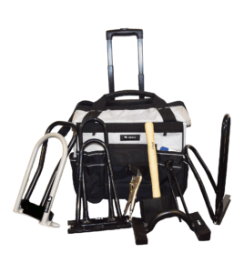Werkzeugtasche mit Metallgriffen und Stützen.