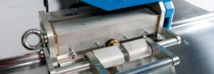Équipement industriel en métal et acier inoxydable.