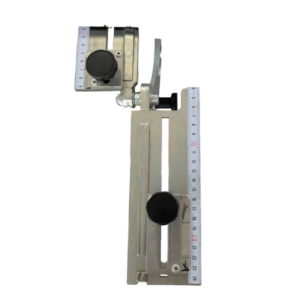 Dispositif de mesure métallique avec règles et boutons ajustables.