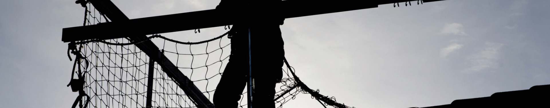 Silhouette sur un parcours aventure en corde.